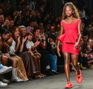 Filha de Bruno Gagliasso e Giovanna Ewbank, Títi estreia como modelo no Rio Fashion Week e é ovacionada