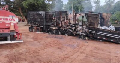 Dois caminhões com carne e arroz são consumidos pelo fogo na BR-153, no Tocantins