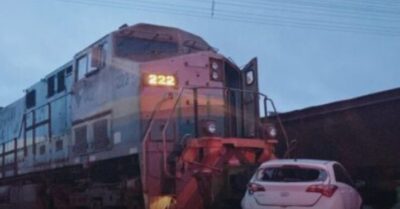 Motorista perde controle do carro atingido por trem na área rural de Parauapebas