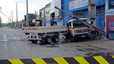 Caminhão de autoescola colide com carro estacionado estacionado e derruba poste em São Luís