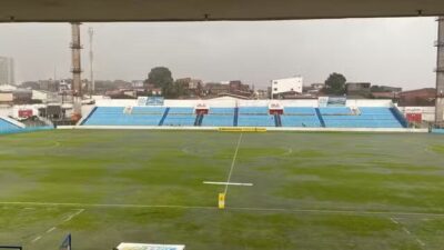 Fortes chuvas alagam Nhozinho Santos e adiam superclássico entre Moto Club e Sampaio